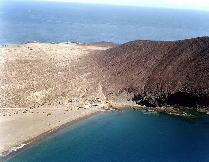 Playa Montaña Roja